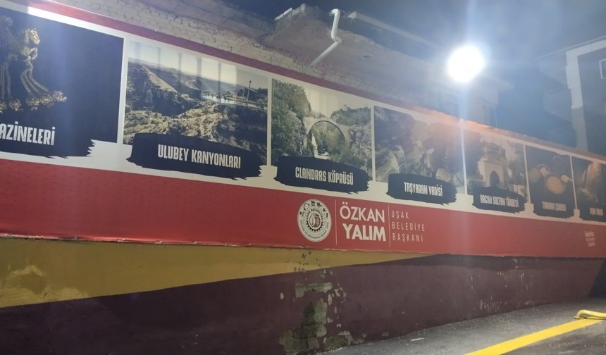 Uşak Otogar'daki Özkan Yalım afişleri dikkat çekiyor