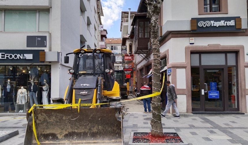 Uşak Belediyesi kent merkezindeki taşları değiştirmek için çalışmalara başladı!