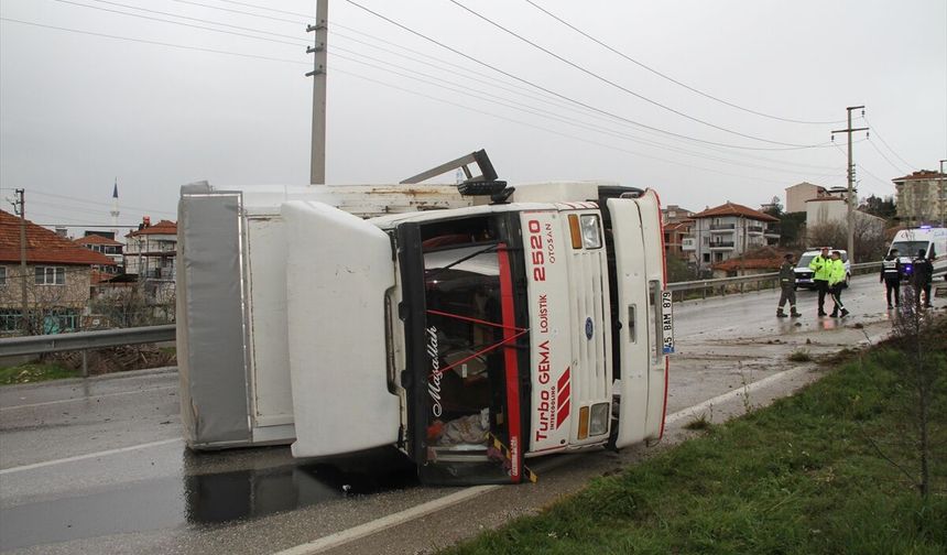 Uşak – İzmir kara yolunda kamyon devrildi