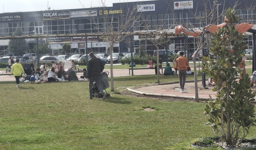 Havaların ısınmaya başlamasıyla Uşaklılar kendini parklara attı