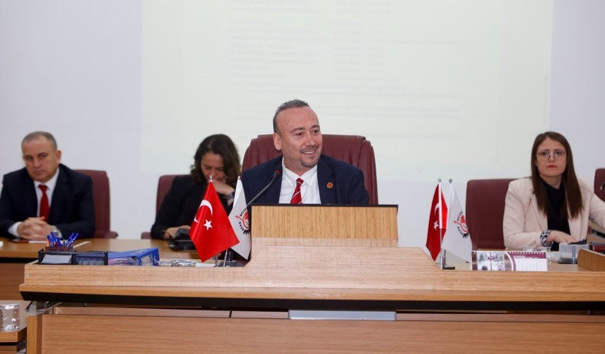 Uşak'ta Özkan Yalım'a destek veren Uşak Belediye Başkan Yardımcıları ve Meclis üyelerini topa tuttu!