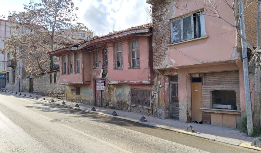 Uşak'ta gelin hamamı olarak bilinen 132 yıllık Tabakhane Hamamı satılığa çıkarıldı!