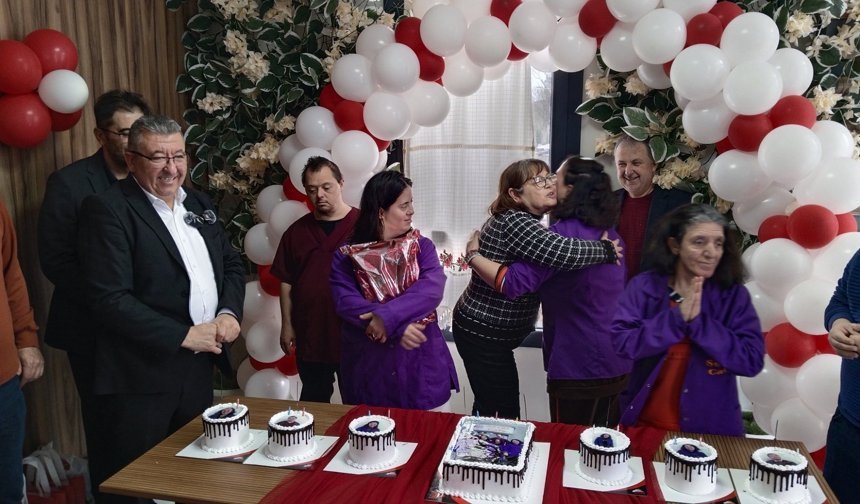 Uşak Kahveciler Esnaf Odası, özel bireyler için Sevgi Kafe'de doğum günü programı organize etti