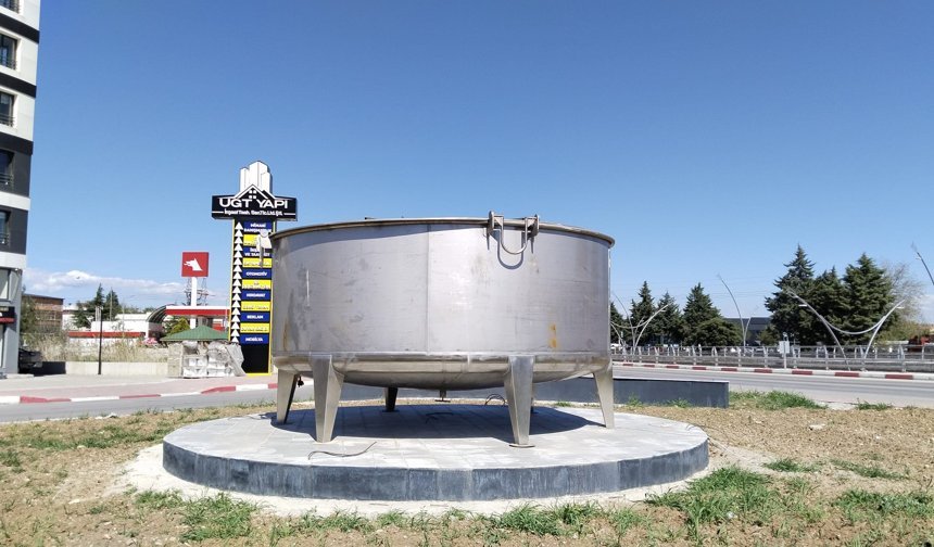 Uşak'taki kavşak noktasına devasa çorba kazanı kondu