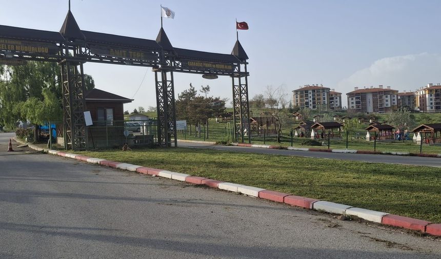 Karaağaç Mahallesi’nde bulunan Anıt Tepe Parkı’ndan hafta içinde de mangal dumanı yükseliyor