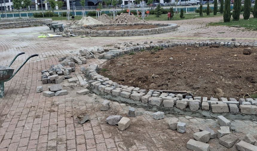 100’üncü Yıl Parkı peyzaj çalışmalarıyla çiçekleniyor