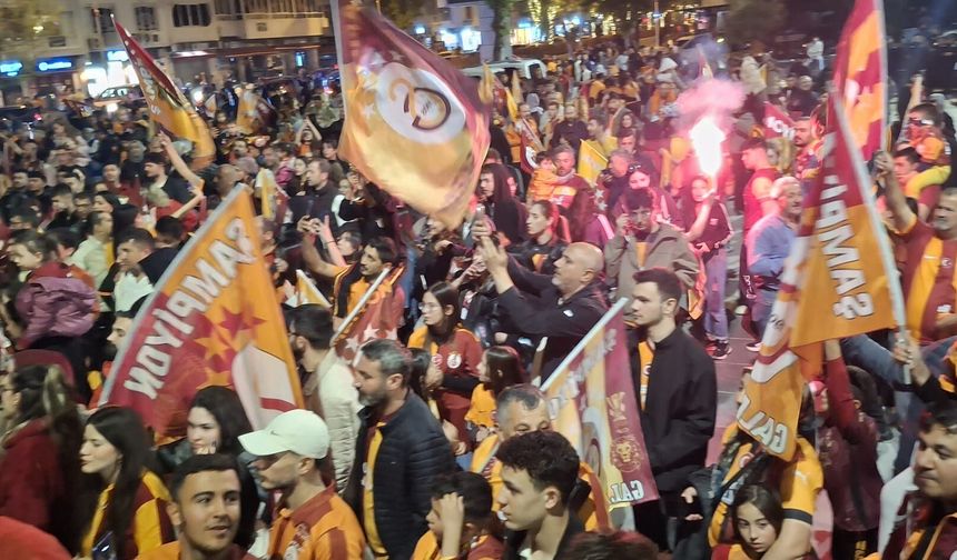 Uşak'ta Galatasaray taraftarının dört dörtlük şampiyonluk yürüyüşü!