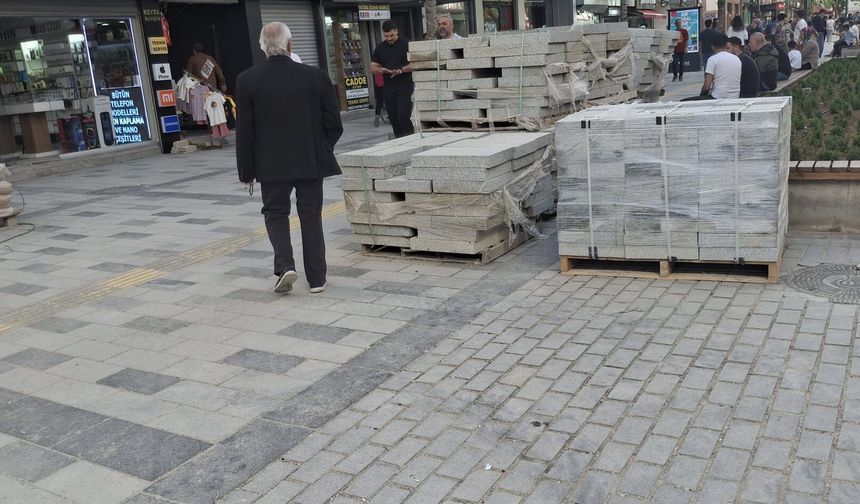 İsmet Paşa Caddesi'ne konan taşlar yaya trafiğini etkiliyor!