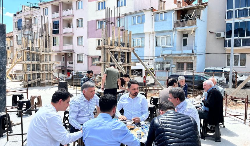 AK Parti Uşak heyeti, özel bir eğitim vakfının düzenlediği hayır yemeğine misafir oldu