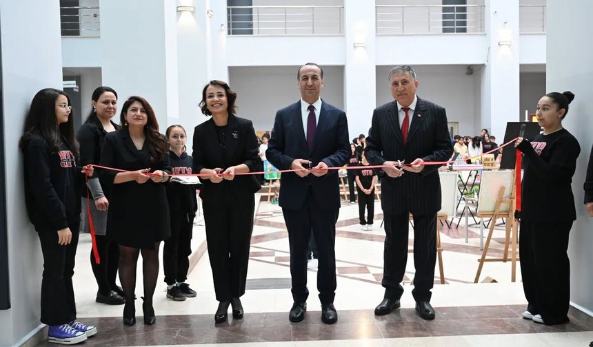 Uşak TOKİ İlkokulu ve Ortaokulu’na ait karma resim sergisi AKM’de açıldı