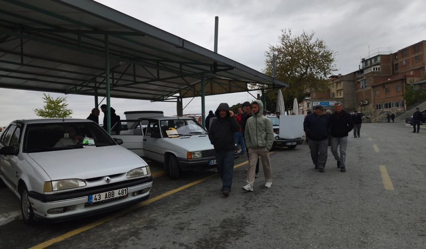 Uşak ve Selendi'den de Demirci ikinci el oto pazarına katılım oluyor