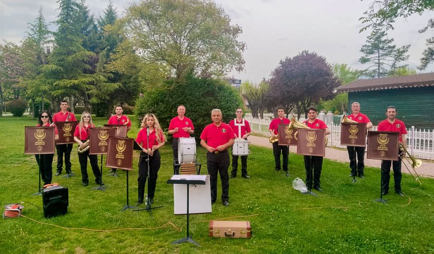 Uşak Belediye Bandosu, Atapark'ta müzik ziyafeti verdi
