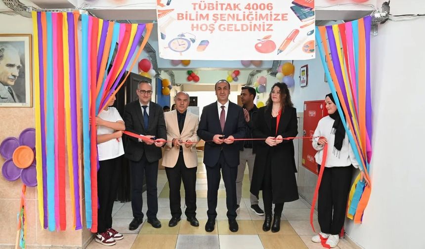 Fatih Anadolu İmam Hatip Lisesi ve Karakuyu Ortaokulu’nda 4006 TÜBİTAK Bilim Fuarı Sergisi açıldı
