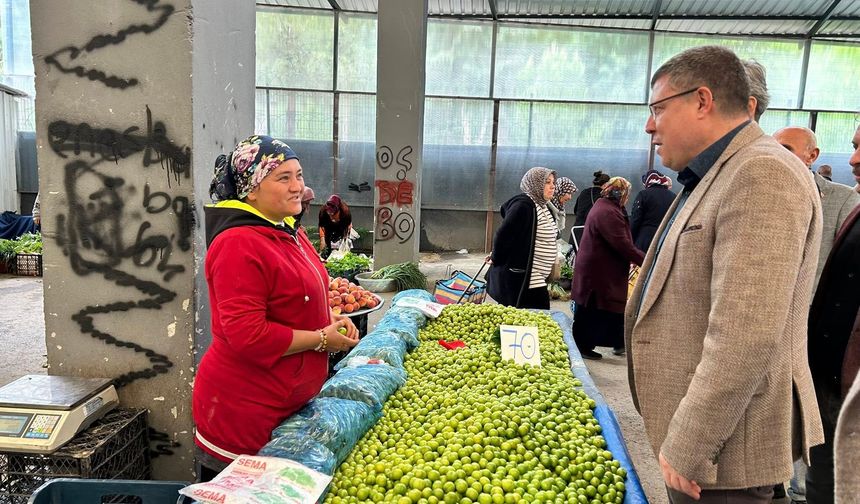 AK Parti Uşak Milletvekili Tuğrul, Şekerevleri pazarında vatandaş ve esnafla buluştu
