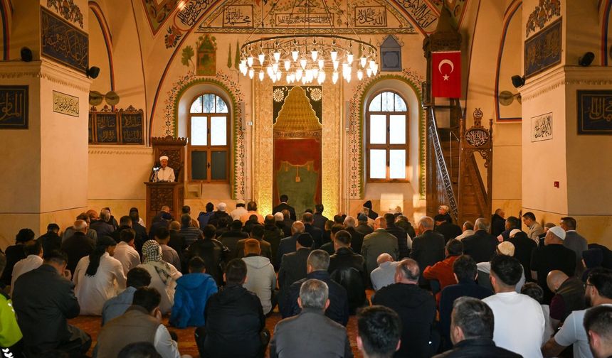 Uşak Valisi Serdar Kartal bayram namazını Ulu Cami’de kıldı