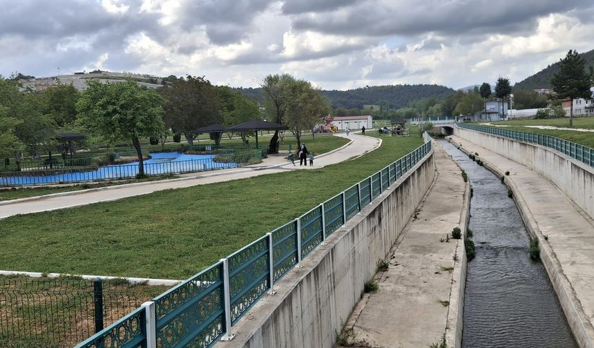 Uşak'ta Dokuzsele deresi temiz ve yoğun akıyor! Vatandaş pahalılıktan pikniğe zor gidiyor!