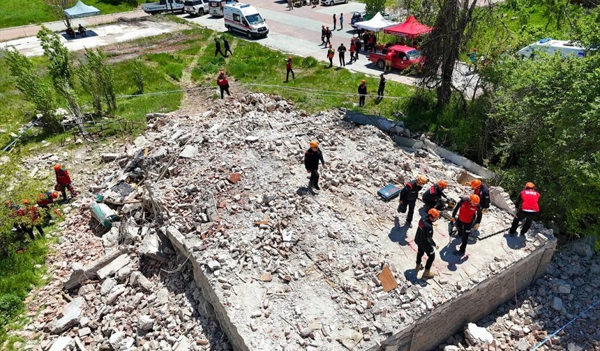 Uşak'ta 5,5 şiddetindeki deprem senaryosuna göre tatbikat yapıldı