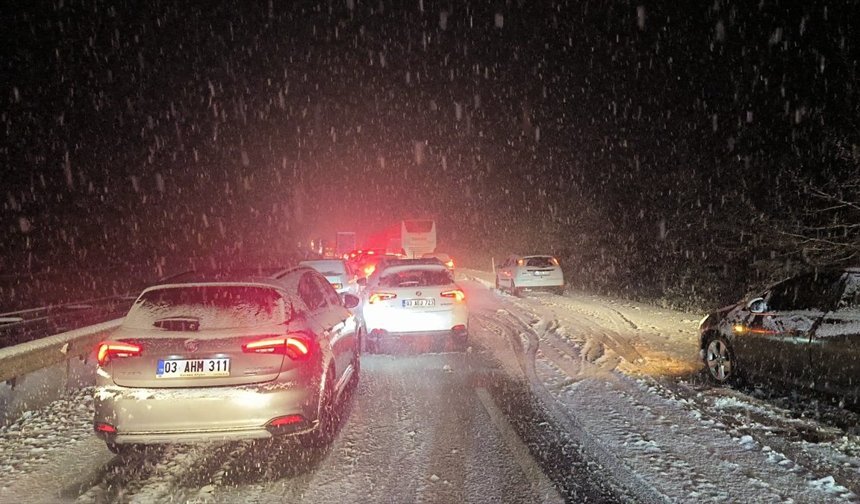 Uşak ve Afyon arasında tır ve çekici trafiği yasaklandı! Sağanak yağışın etkisi hissediliyor!