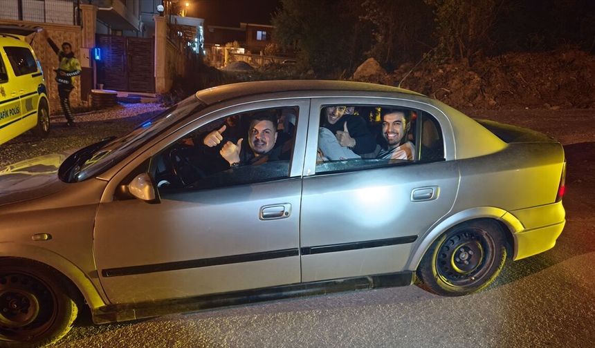 Uşak'ın komşusu Kütahya'da üniversiteliler 1 otomobile 8 kişi binince!