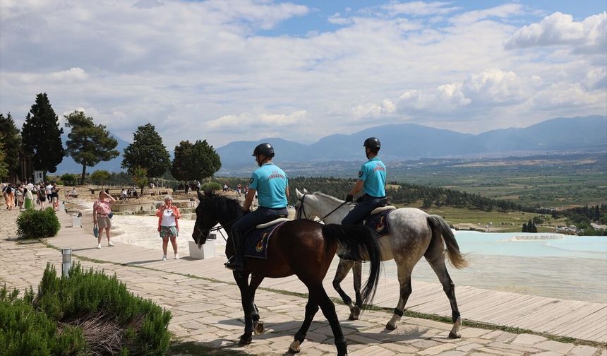 Uşak'tan da ziyaretçi çeken Pamukkale'de atlı timler görevde