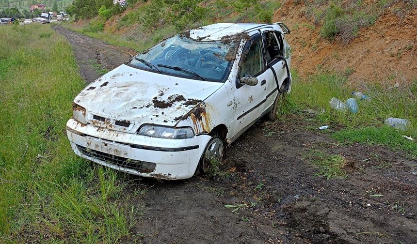 Uşak Banaz Kızılhisar'da takla atan otomobilde 1'i ağır 3 kişi yaralandı