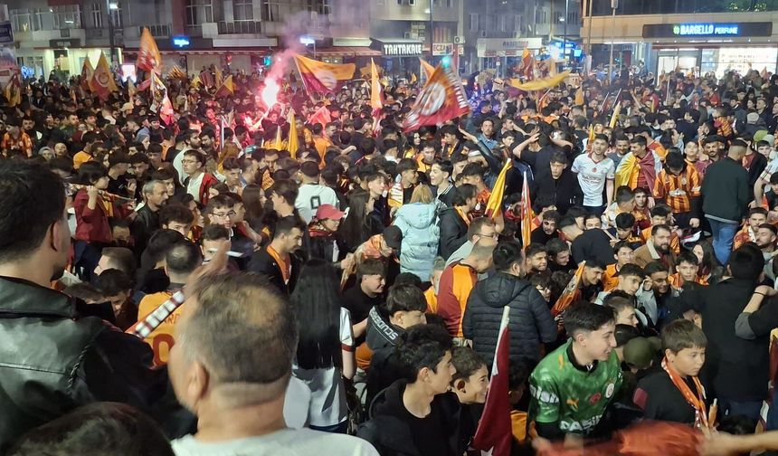 Uşak'ta Galatasaray taraftarının dört dörtlük şampiyonluk yürüyüşü!