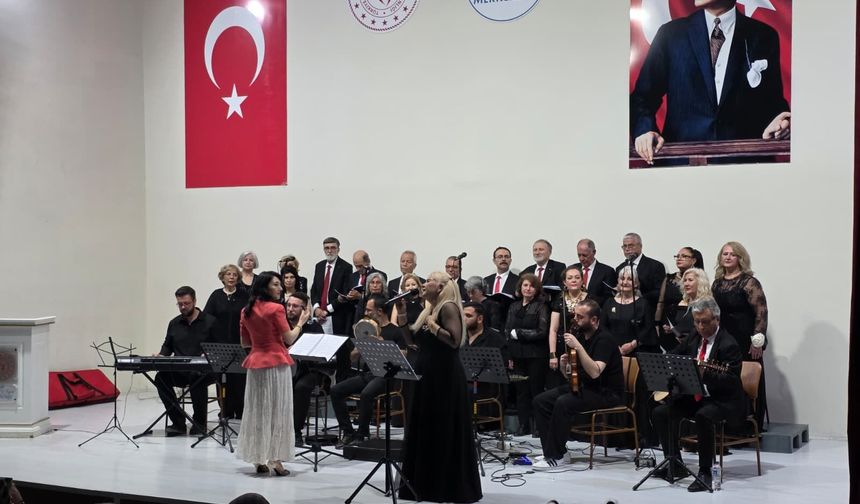 Uşak'ta şef Miray Aysun Yazgan'ın yönettiği korodan müzik ziyafeti