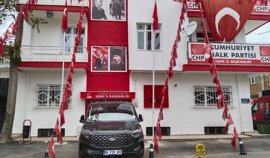 Uşak'ta CHP'deki tuzu kurulara tepkili! Parti parasızken ortada görünmezler!