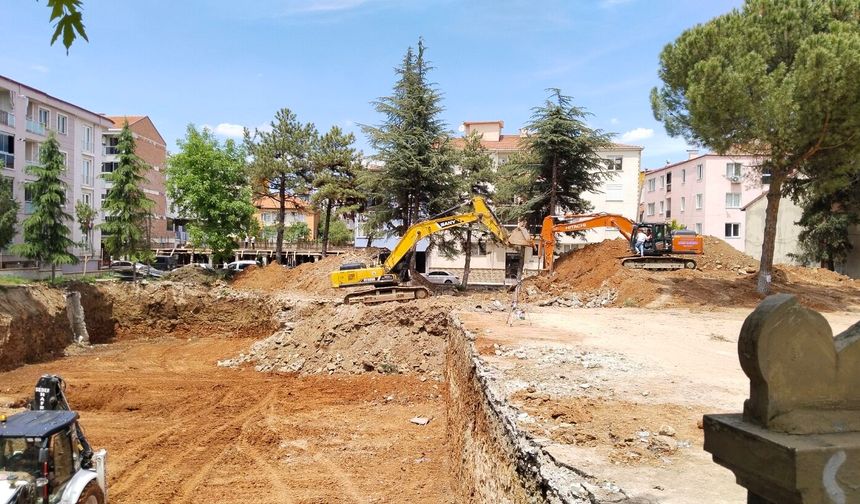 Uşak Cumhuriyet İlkokulu inşaatının temeli atıldı! 1 yıl içinde yeni bina tamamlanacak!