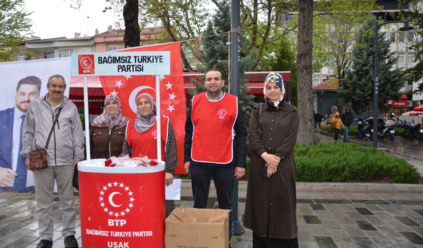 BTP Uşak İl Kadın Kolları, Tiritoğlu Parkı'nda annelere çiçek takdim etti