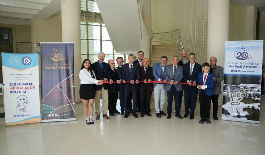 Uşak Üniversitesi’nde üretilen oyuncaklar öğrencilere hediye edildi