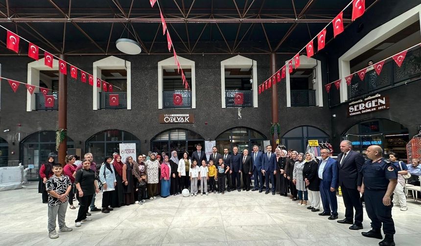 Uşak Valisi Kartal, Çölyak ve PKU Derneği'nin kermesini ziyaret etti