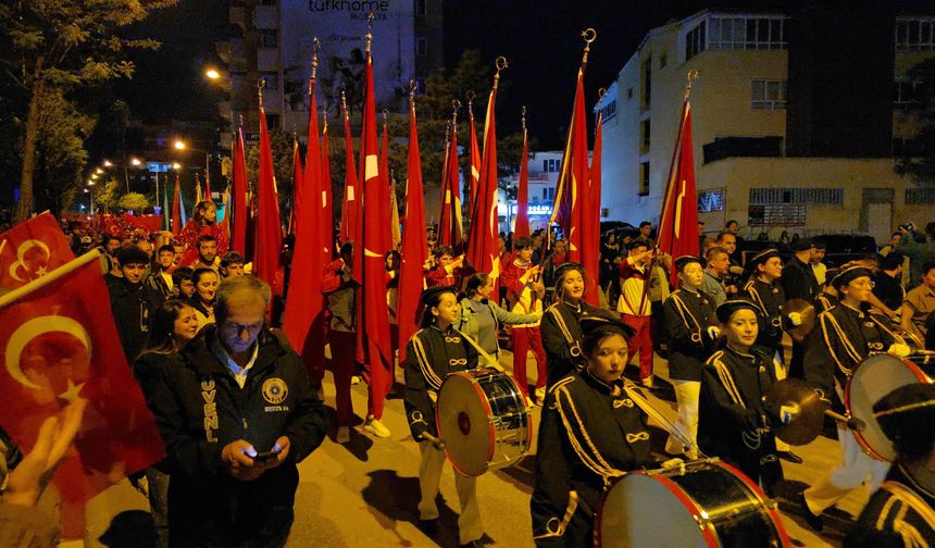Uşak’ta gündüz meydan ve parklar 19 Mayıs adına doldu! Akşam ise Fener Alayı yürüdü!