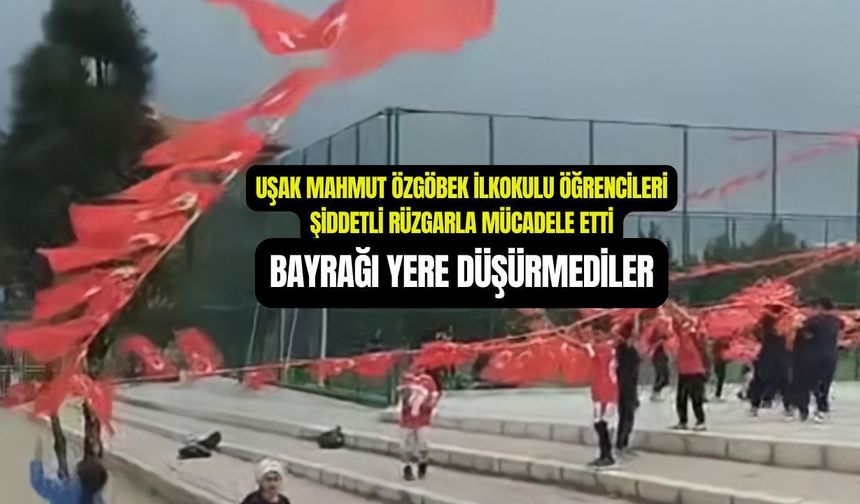 Uşak Mahmut Özgöbek İlkokulu öğrencileri, bayrağı yere düşürmediler