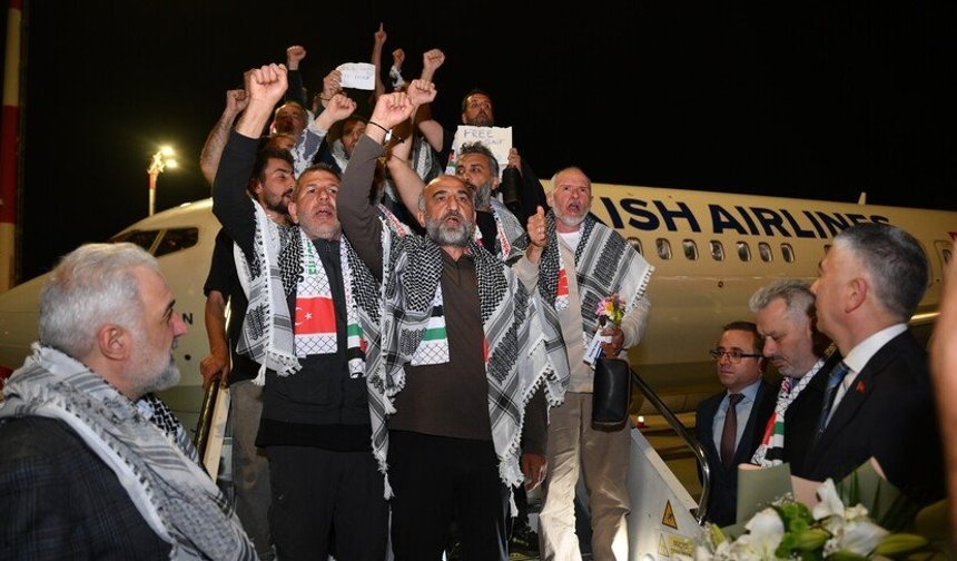 2 gündür haber alınamayan Uşaklı iş adamı ile 17 Türk vatandaşı Türkiye'ye geldi