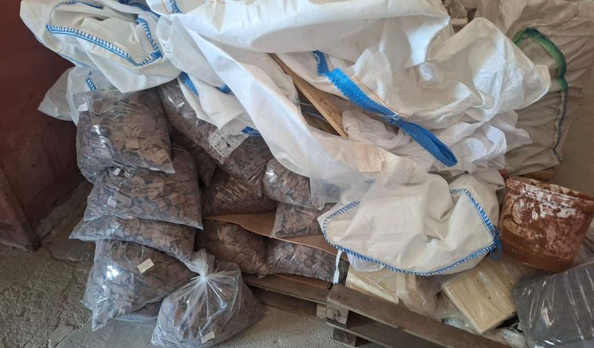 Uşak'taki depodan tonlarca bozuk çikolata çıktı!