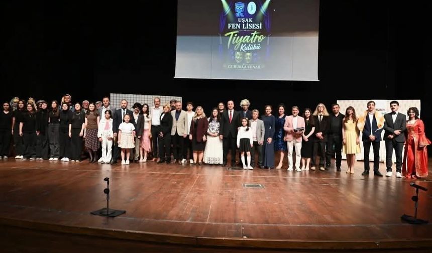 Uşak Fen Lisesi öğrencilerinin sahnelediği Beynelminel Sadıcım oyunu, beğeni topladı
