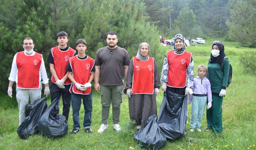 BTP Uşak Gençlik Kolları; Kızılhisar Göleti ve Üzeyir Yaylası’nda çevre temizliği yaptı