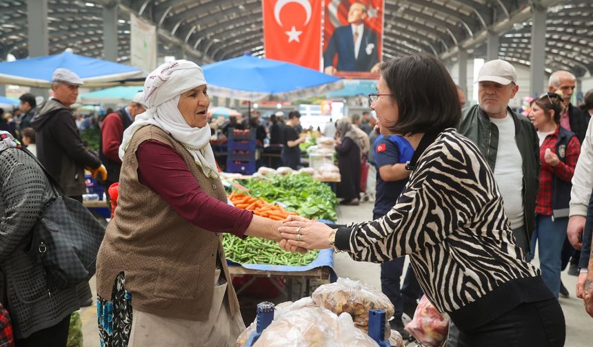 Uşak Belediye Başkanvekili Hatice Terekeci Özkan Kemal Öz pazaryerindeki esnafı ziyaret etti