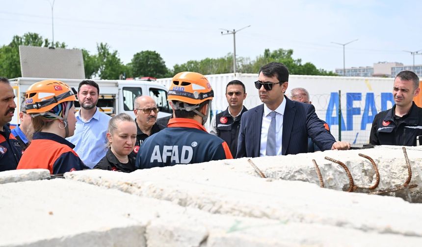 Vali Kartal, Uşak’taki AFAD Merkezi’ni ziyaret etti