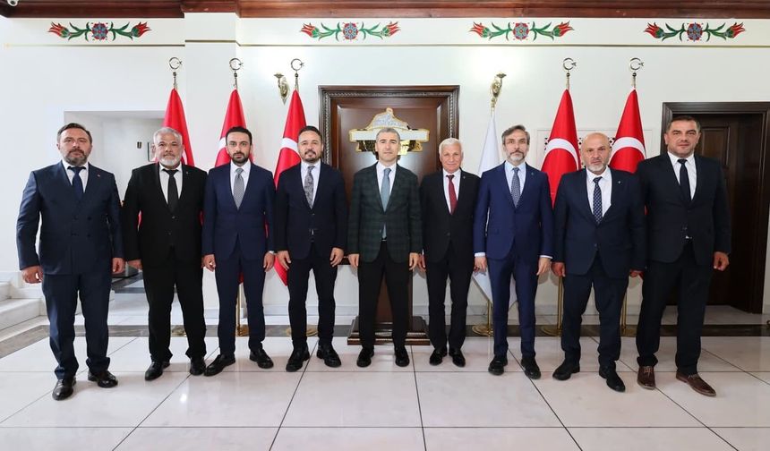 Himmet Yaşar başkanlığındaki heyet, bir önceki dönem Uşak Valiliği görevinde bulunan Naci Aktaş’ı ziyaret etti