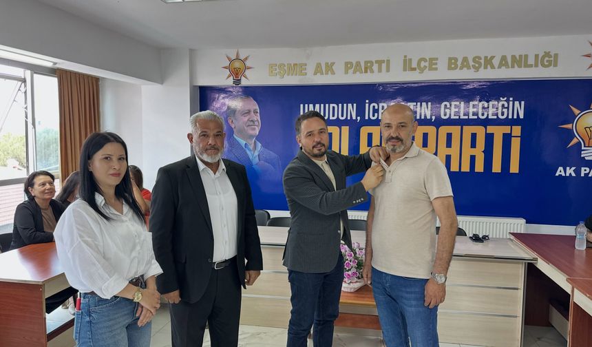 Uşak Eşme’de AK Parti’ye katılanlara rozet takıldı