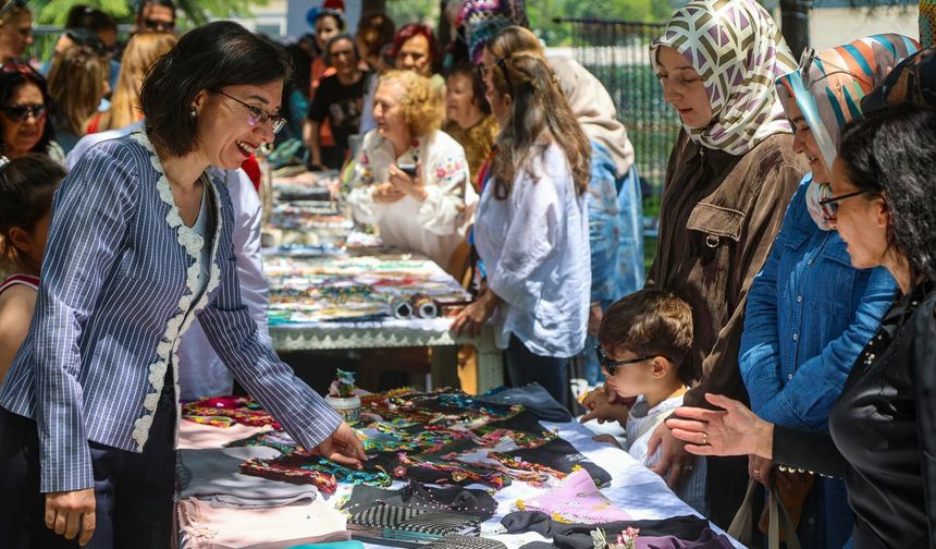 Uşak Belediye Başkanvekili Hatice Terekeci Özkan yılsonu sergisine katıldı