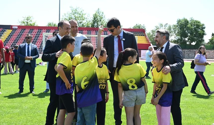 Uşak 1 Eylül Stadı’nda Çocuk Oyunları Şenliği’nin final oyunları yapıldı