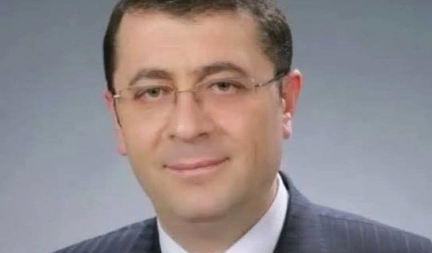 Uşak'ın Ulubey ilçesinde Kaymakamlık yapan Şenol Esmer geçirdiği kalp krizi nedeniyle hayata gözlerini yumdu