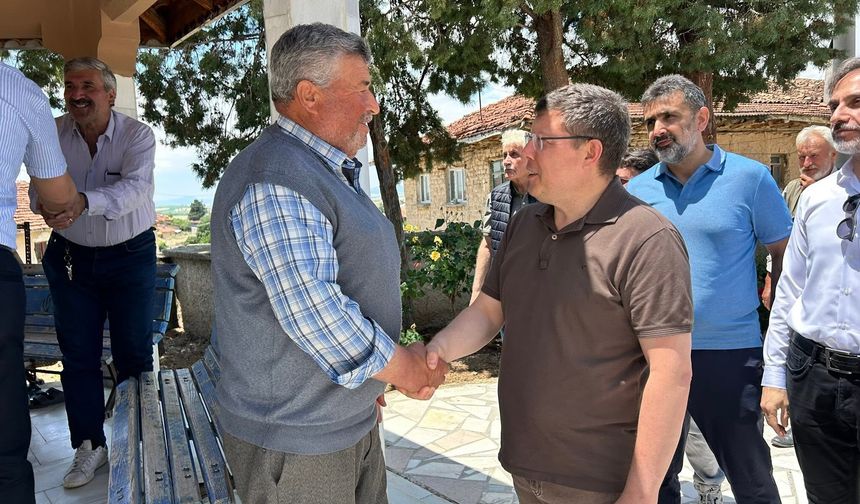 Halı saha inşa edilen Uşak Merkez Yapağılar köyünü ziyaret etti