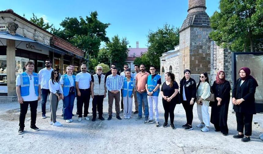 AK Parti Uşak Milletvekili Tuğrul, Mende Pazarı esnafı ile bir araya geldi