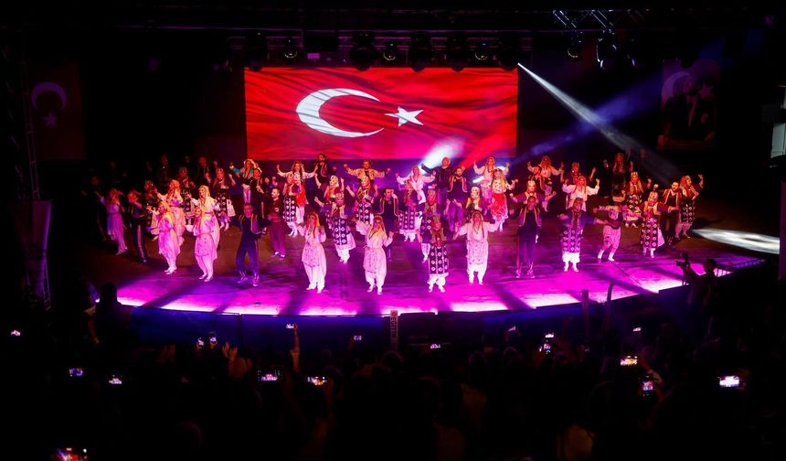 Uşak Maarif Halk Dansları Topluluğu'nun hazırladığı gösteri, Huzur Park'ta sergilendi