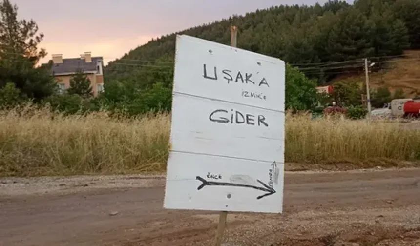 Uşak'tan Karaağaç'a giden yolun bir an önce bitmesini istediler! Yön tabelasını kendileri dikti!