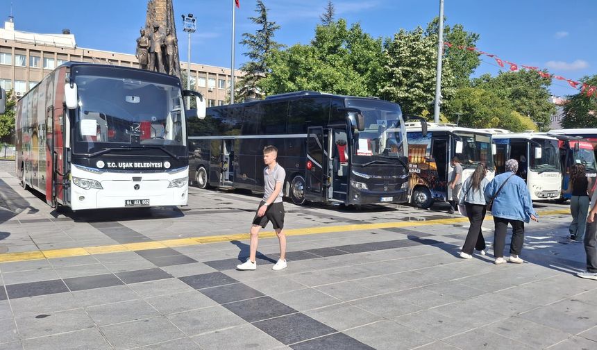 Uşak Belediyesi, Atatürk Anıtı’nın önünden ücretsiz servis kaldırdı